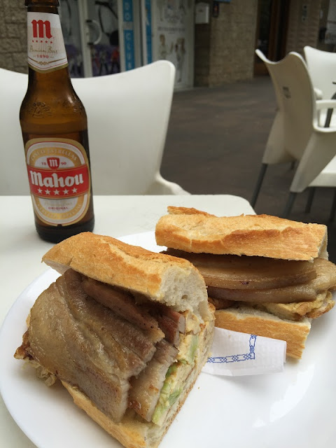 Bocadillo de panceta con tortilla de ajos tiernos