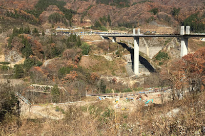 八ッ場大橋と谷底の旧線路