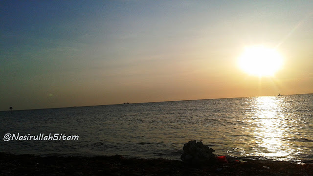 Menunggu sunset di pantai Bandengan, Jepara