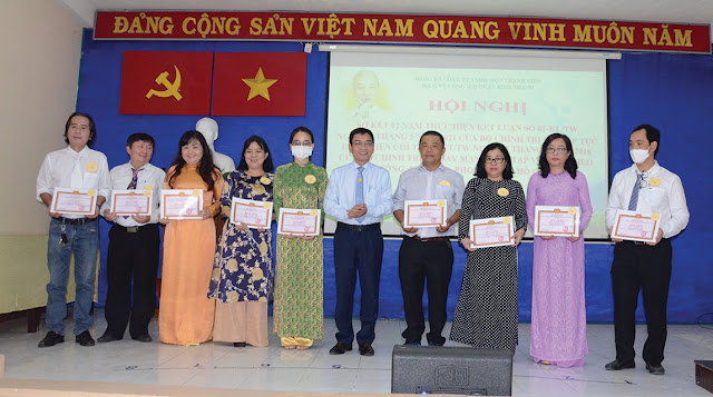 Đồng chí Nguyễn Văn Cảnh trao Giấy khen cho các cá nhân có thành tích tốt trong học tập và làm theo tư tưởng, đạo đức, phong cách Hồ Chí Minh năm 2022 - 2023. (Ảnh: TX) Đồng chí Nguyễn Văn Cảnh trao Giấy khen cho các cá nhân có thành tích tốt trong học tập và làm theo tư tưởng, đạo đức, phong cách Hồ Chí Minh năm 2022 - 2023. (Ảnh: TX)