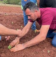 Rodrigo Moreira no plantio do Bosque da Solidariedade