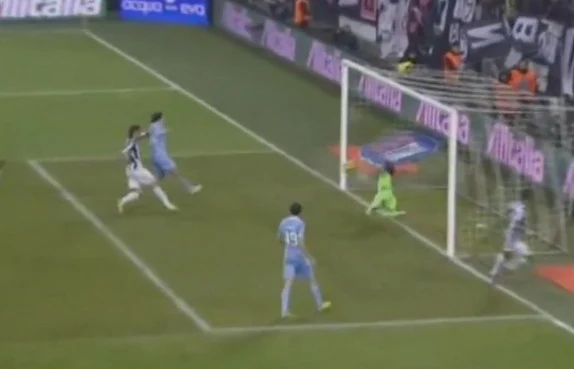 Lazio goalkeeper Federico Marchetti pulls off a stunning save to deny Arturo Vidal