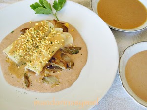 Canelones de pollo en pepitoria con setas y salsa de foie-gras.