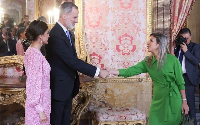 Queen Letizia wore a new pink Antonia midi dress by Lady Pipa. Carolina Herrera leather pumps. Venezuelan poet Rafael Cadenas