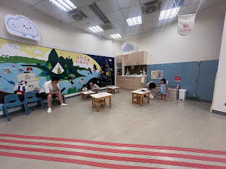 夏日炎炎去親子館吹冷氣是最好了。推薦一家有專屬0-3歲幼兒免費親子館：台北市松山親子館位於民生圓環的附近，搭乘捷運的話，在松山線南京三民站下車後再轉乘公車。依照不同年齡層又分為0-3歲的幼兒區和4-6歲的大童區。0-3歲幼兒區空間比較大，以小幼幼來說，應該可以玩一陣子。同棟樓還有市立圖書館和運動中心
