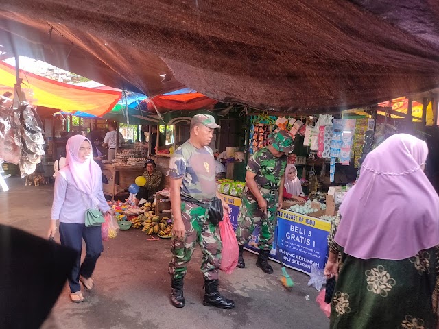 Ciptakan Kondisi Pasar Bersih Bersama Koramil 1007-02 Banjarmasin Selatan
