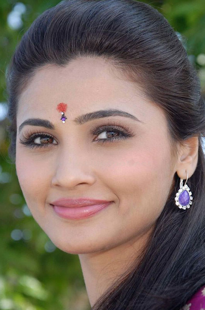 South Indian Actress Daisy Shah Hd Wallpaper