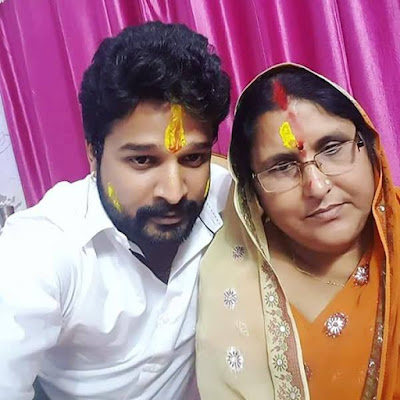 Ritesh Pandey with her Mother Picture