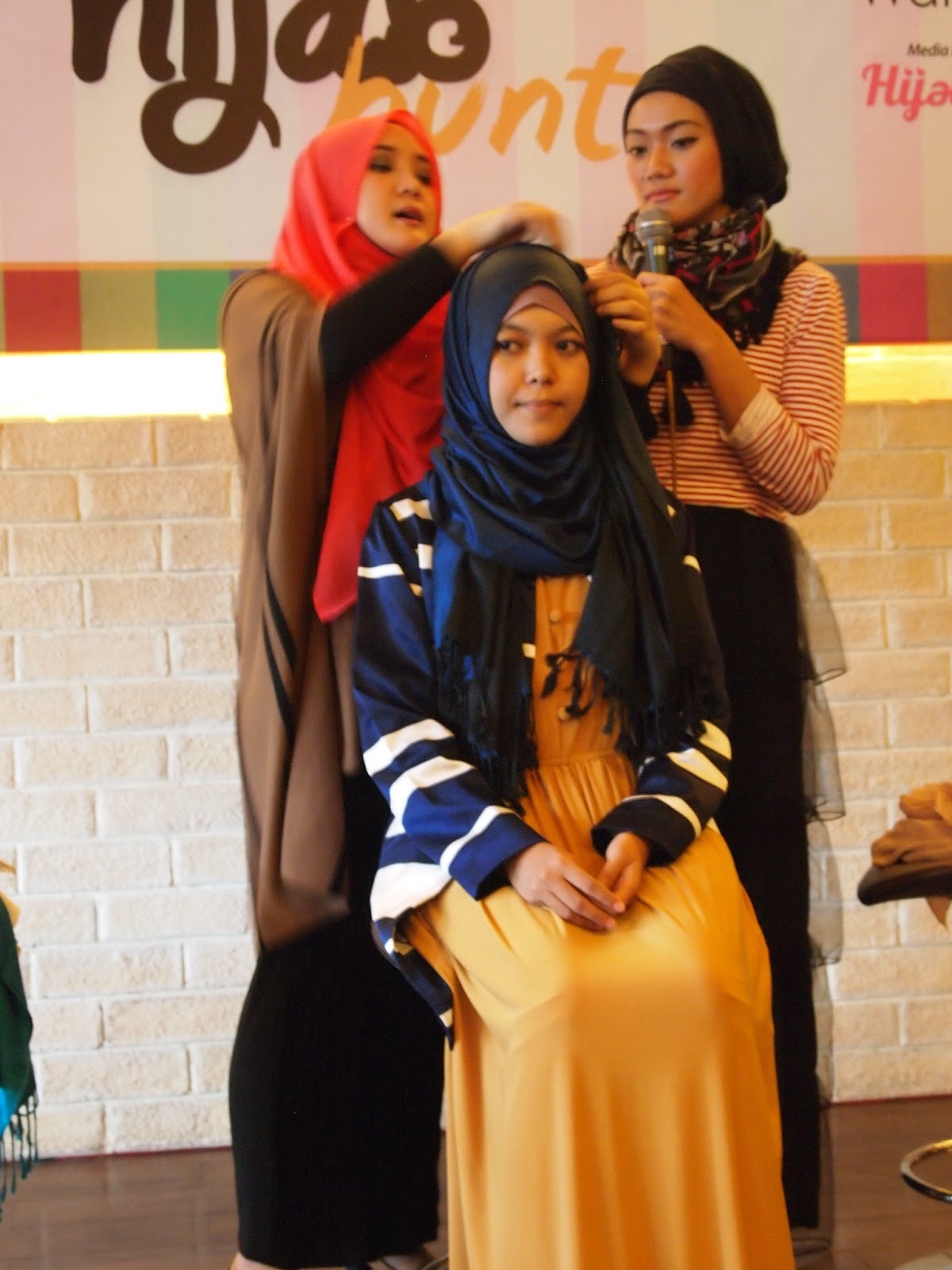 SUCI UTAMI - Productive Housewife: Indosat Mentari "Hijab 