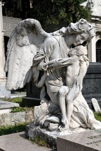 Tumba de un niño en el cementerio monumental de Staglieno.