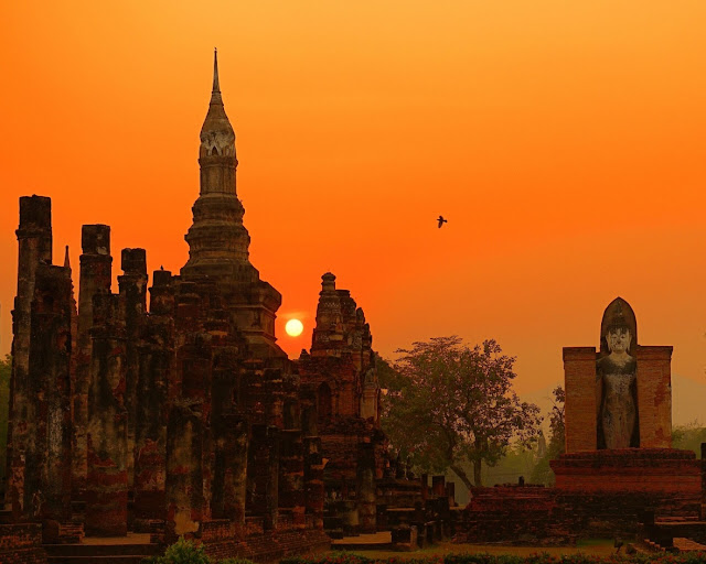 Để ngắm nhìn toàn cảnh vẻ đẹp huy hoàng và tráng lệ của cố đô Sukhothai, du khách nên đến đây vào buổi sáng một ngày trời nắng. Khi đó, những tia nắng sẽ chiếu rạng vùng đất cổ xưa này và cho những bức tranh tuyệt mỹ. Tuy nhiên, cũng có không ít người thích cảnh chiều tà, dưới ánh nắng vàng vọt, những cột đá, tường rêu đượm một màu huyền bí.