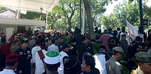 Balaikota Memanas Saat Bang Japar Kedatangan Pasukan Dewi Tanjung