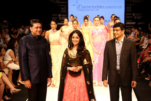 Yami Gautam walks the ramp for D. Navinchandra at IIJW 2012