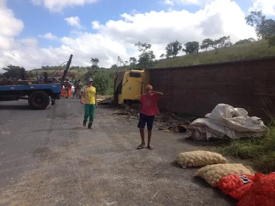 Caminhão carregado de batata tomba no Anel Rodoviário de Macajuba