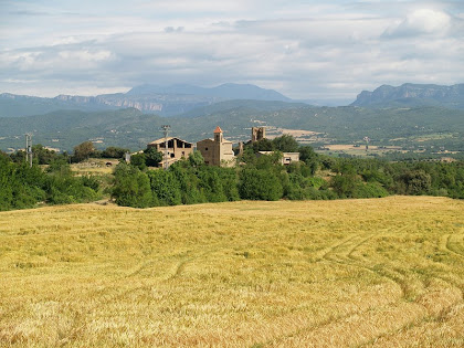 El llogaret d'Aguilar amb l'església de Santa Maria, Cal Planes i el Castell del Sunyer