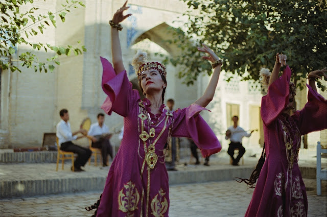 Ouzbékistan, Boukhara, médersa Gaoukouchan, danses, © Louis Gigout, 1999