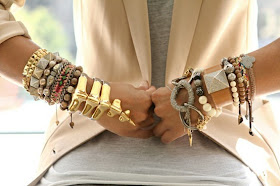 accumulation de bracelets