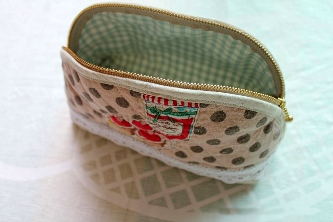 How to make a cute quilted zippered makeup bag!  DIY Pattern & Tutorial in Pictures.