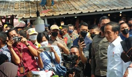 Kunjungi Pasar Pasir Gintung, Jokowi Bagikan Bantuan