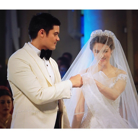 dongyan fist bump