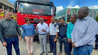 Edeeste entrega moderno camión de bomberos en Bayaguana