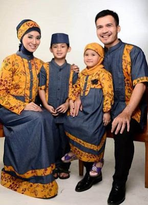 Contoh terbaru baju batik keluarga pasangan muslim