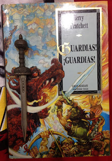 Portada del libro ¡Guardias! ¡Guardias!, de Terry Pratchett