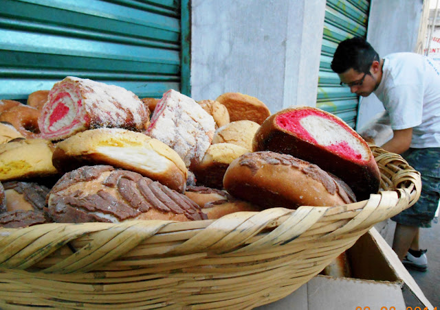 Panaderos mexicanos hacen mil 996 kilos de pan dulce para víctimas de huracán Harvey