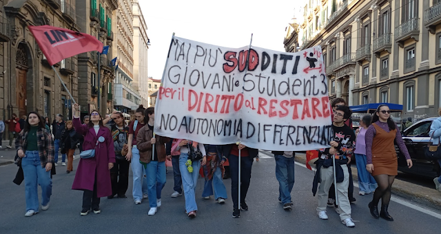 Spezzone degli studenti di "Link" alla manifestazione. Lo striscione recita: mai più sudditi. Giovani e student3 per il diritto al restare. No autonomia differenziata