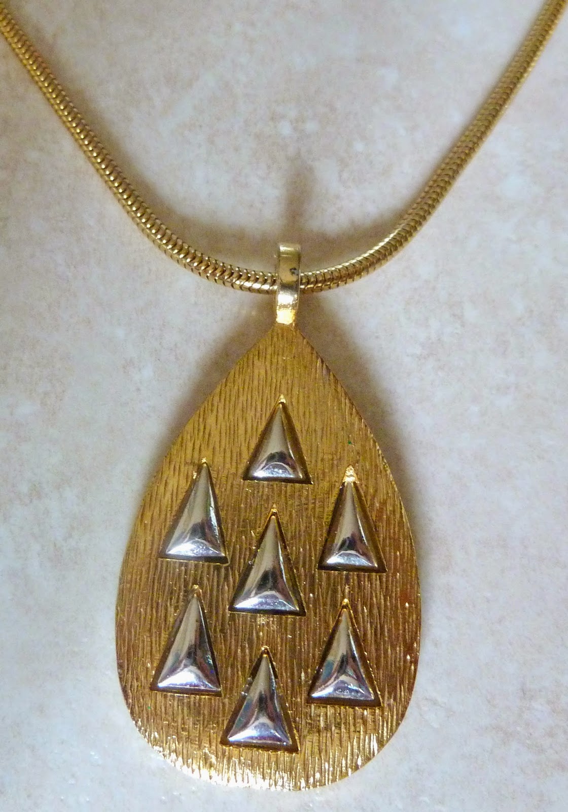 http://www.kcavintagegems.uk/vintage-modernist-style-teardrop-pendant-and-necklace-by-sphinx-341-p.asp