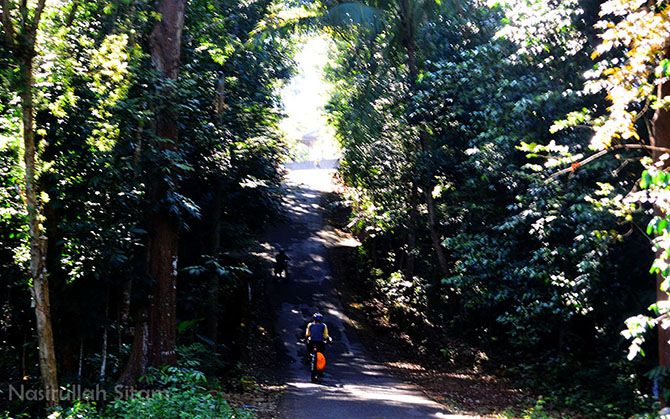 Tanjakan tinggi arah ke Mangunan dari Bukit BNI