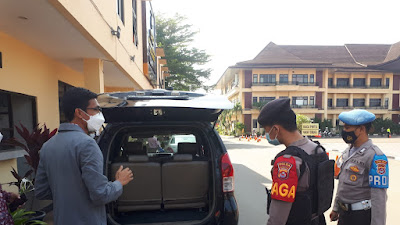 Pastikan Aman, Personel Bidpropam Kontrol Pintu Masuk Polda Banten