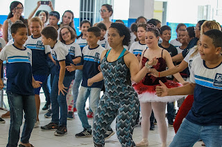 Niños con Síndrome de Down bailando.