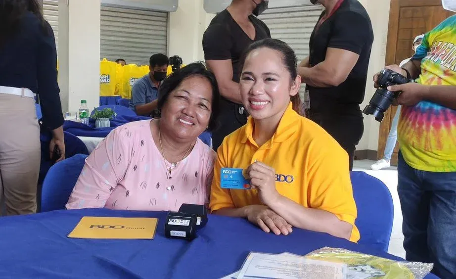 Hidilyn Diaz chats with a BDO Cash Agad customer