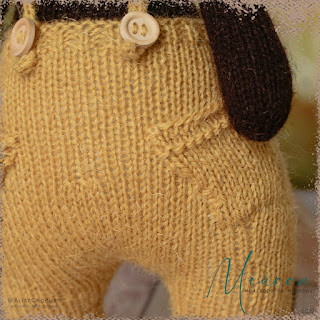 мягкая шерстяная игрушка вязаная спицами медведь в желтых штанах с карманами и бирюзовым бактусом