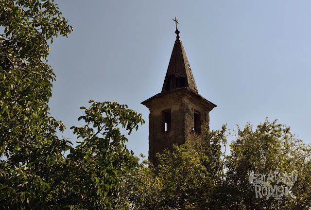 Templomtorony kibújik a fák közül.