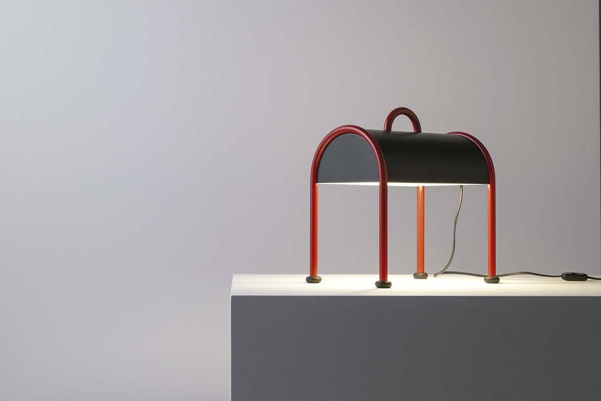 Valigia: La nueva versión de la icónica lámpara de Ettore Sottsass para Stilnovo