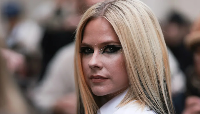 Avril Lavigne sorprende con botas hasta los muslos y micro mini, y los fanáticos tienen preguntas