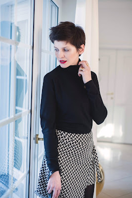 golf, klasyczna stylizacja, czarny golf, porady stylistki, spódniczka, miedziana biżuteria, piny, broszki, miedziana, klasyk, red lips, short hair, stylistka poznan, moda po 30- tce,