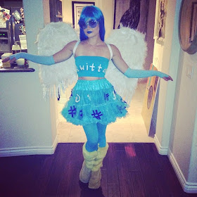 Lucy Hale en oiseau Twitter Halloween 2014
