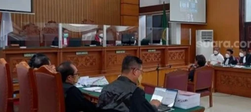 Briptu Fikri Peragakan Adegan Rebut Senpi, Jaksa Curigai 5 Tembakan di Dada Laskar FPI