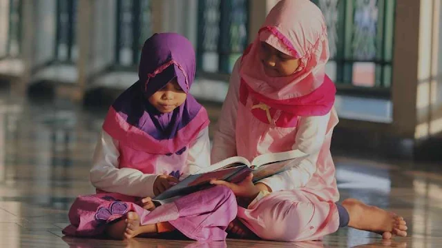 gambar anak sedang belajar membaca al quran