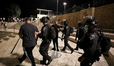 22 palestinos presos após centenas de confrontos com a polícia no portão de Damasco em Jerusalém