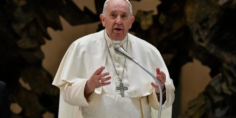 El papa criticó las leyes que criminalizan la homosexualidad