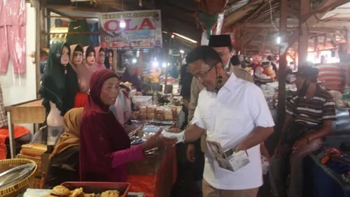 Ingatkan Warga Patuhi Protokol, Indra Catri Bagikan Masker di Pasar Lasi