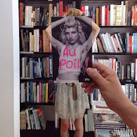 Personas se toman fotos creativas con tapas de libros