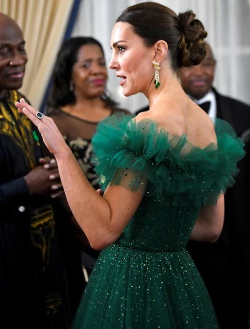 Kate Middleton wore a wonder glitter tulle gown by Jenny Packham. Emerald Tassel Suite, The suite a necklace, earrings and bracelet