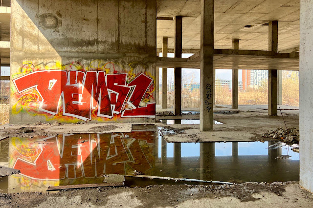 Дмитровское шоссе, заброшенный недостроенный Немецкий инженерный центр, граффити