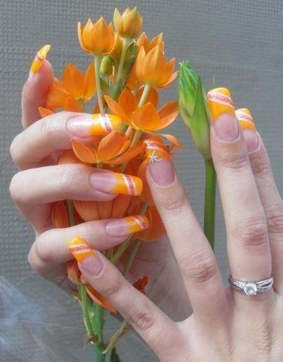 Nail Art As The Same Color Of Flowers