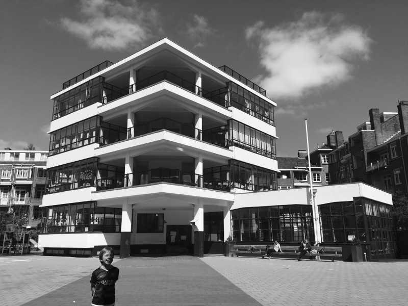 Escuela al Aire Libre (Openluchtschool) diseñada por Johannes Duiker y Bernard Bijvoe e inaugurada en 1930